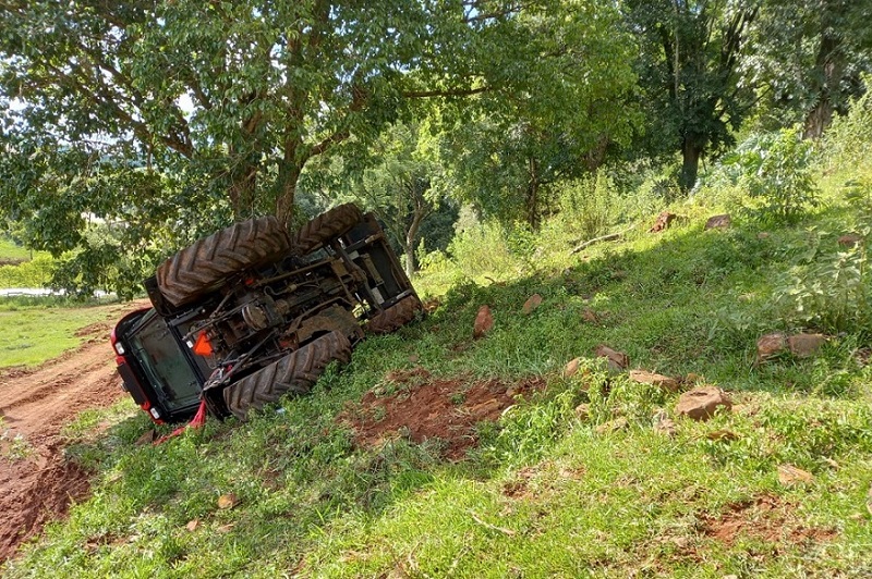 Trator Tomba E Condutor Fica Preso Na Cabine