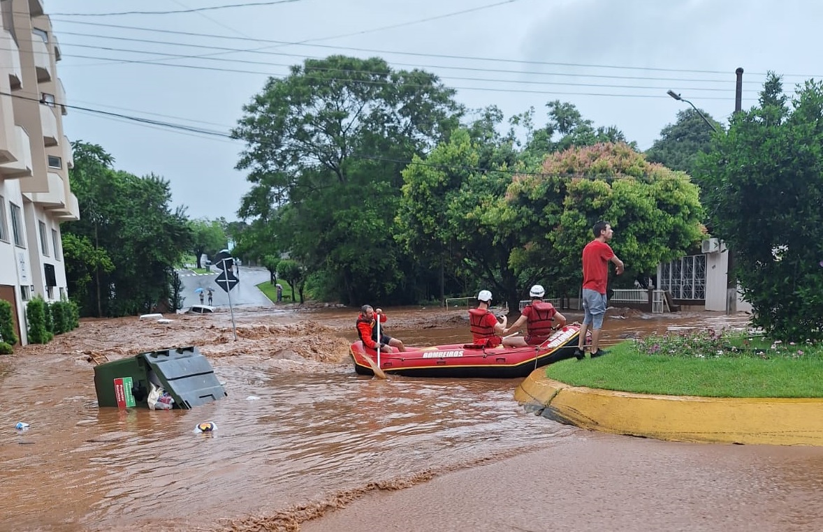 Previsão de até 300 mm de chuva, eleva risco de enchentes em Santa Catarina