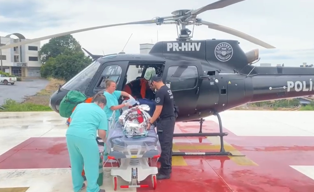 Paciente esfaqueado é levado de helicóptero