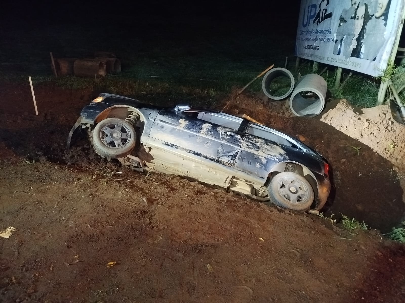 Carro parou em barranco (Foto: Corpo de Bombeiros)