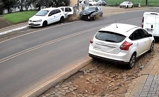 VÍDEO: Veículo ‘empacota’ carro parado; ocupante recusou bafômetro