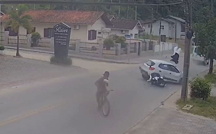 Vídeo mostra quando motociclista dá pirueta no ar em acidente