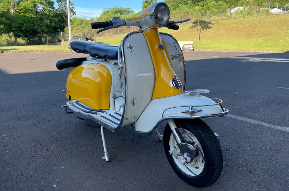 Lambretta desfila pela cidade de Pinhalzinho (Foto: Henrique Paulo Koch)