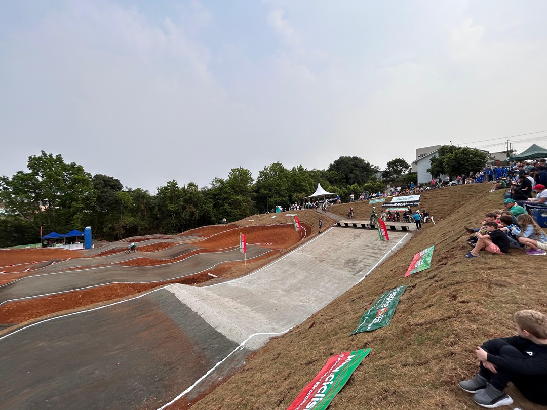 Pista de BMX em Pinhalzinho é a única no Oeste do estado (Foto: Renan Ribeiro)