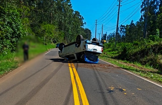 Veículo ficou capotado no meio do trajeto entre São Miguel do Oeste e Bandeirante (Foto: Marcos de Lima)