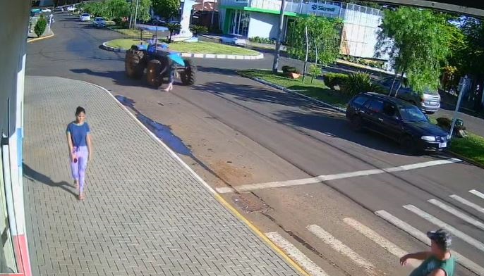 Atropelamento e milagre: Senhora não vê trator ao atravessar rua