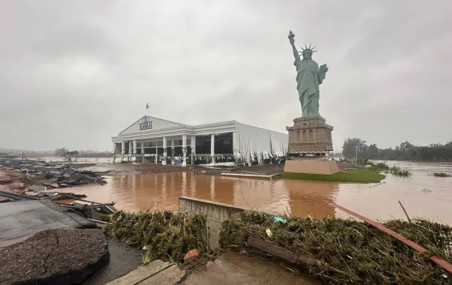 Enchente causa cenário de guerra em loja da Havan; Veja como ficou