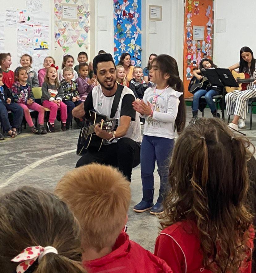 Professor de música vai às escolas fazer apresentações no mês das crianças