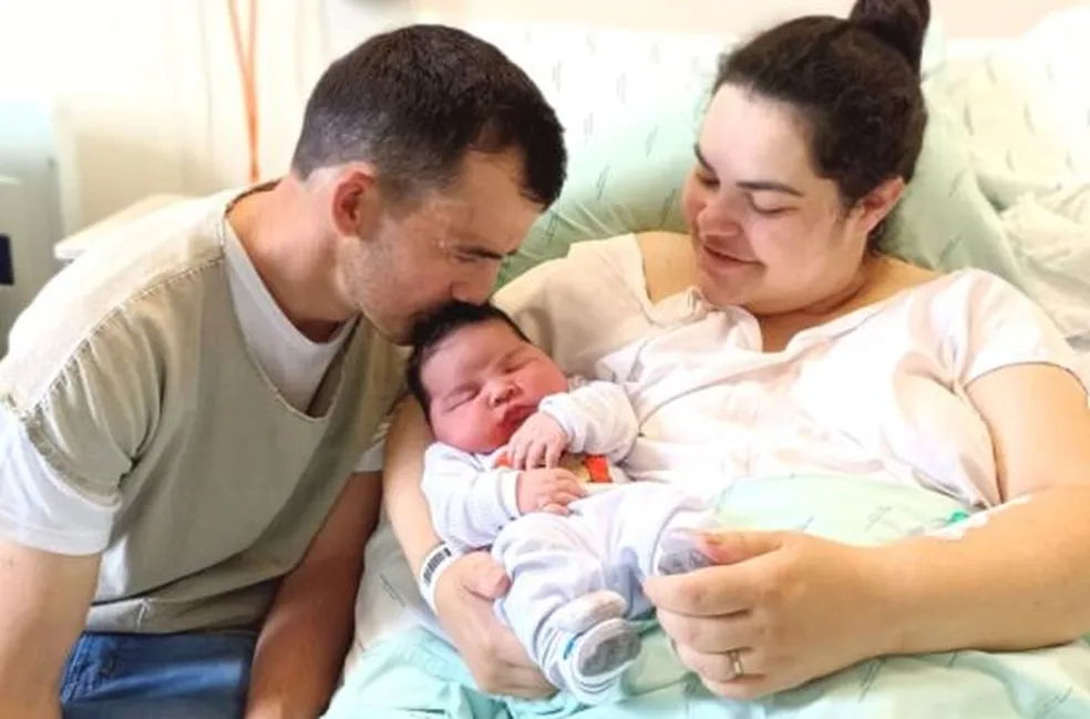 'Superbebê' de 5 quilos surpreende mãe em maternidade