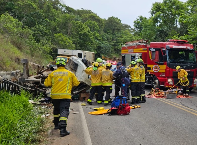 Condutor de caminhão de Pinhalzinho fica gravemente ferido em acidente