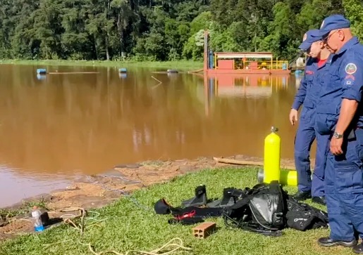 Adolescente tem câimbra fatal ao nadar com amigos