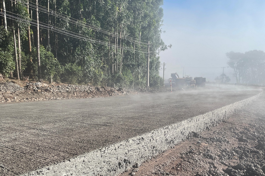 VÍDEO: Concreto em temida estrada começa a esconder buracos
