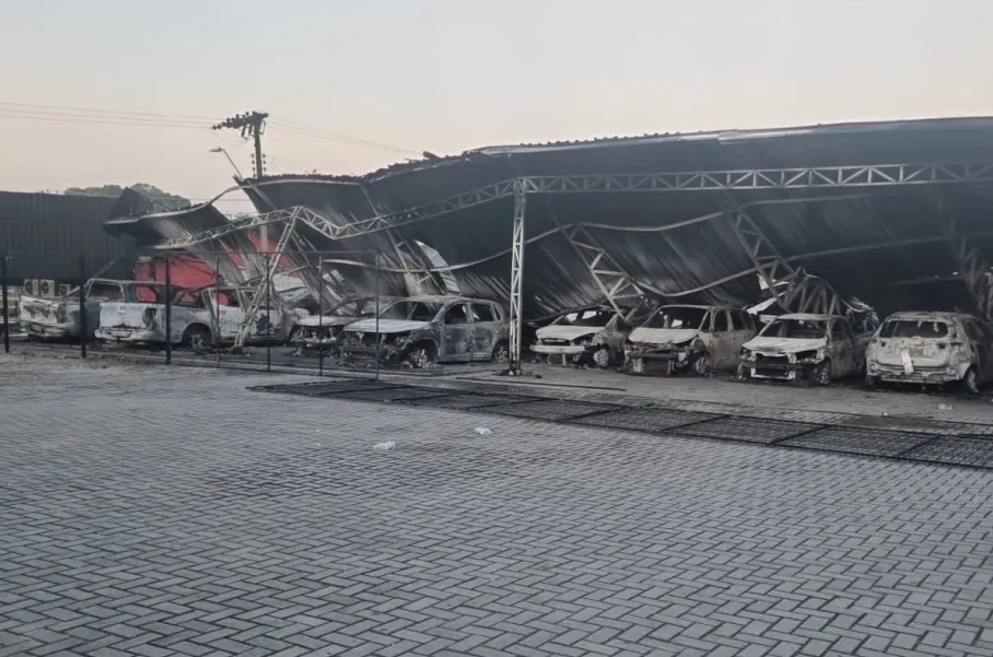 Chamas destruíram 70 carros (Foto: Corpo de Bombeiros)