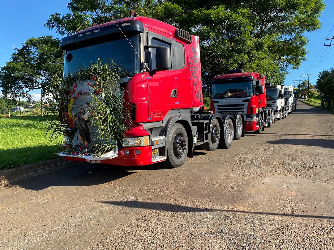 Mais de 100 carretas e caminhões desfilam em Pinhalzinho 