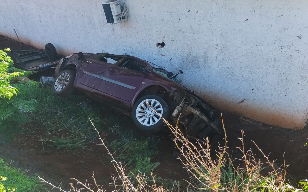 Automóvel fica destruído ao despencar de barranco