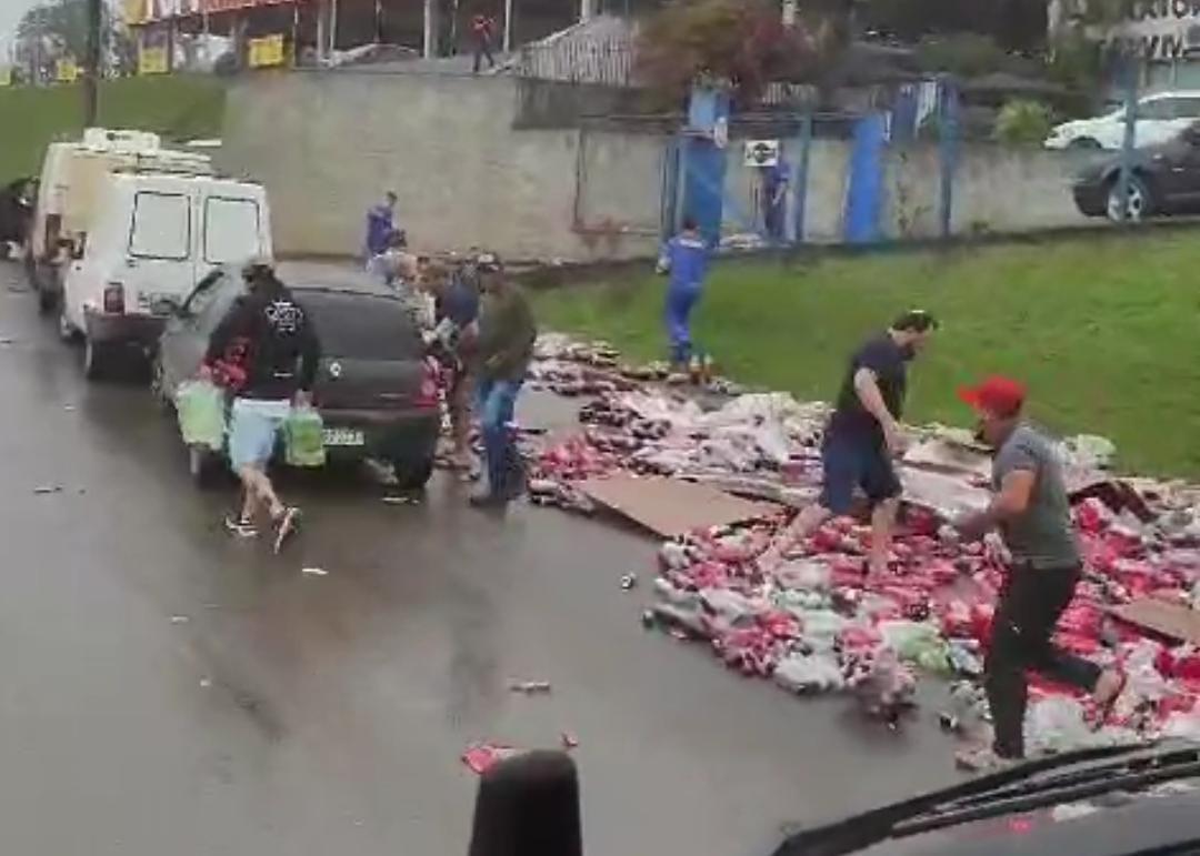 Saqueadores pegam Coca-Cola que caiu de caminhão