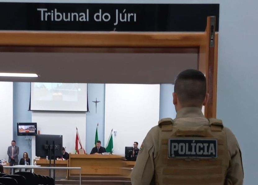 Quase dois anos depois de crime; jurados da sociedade condenam réu