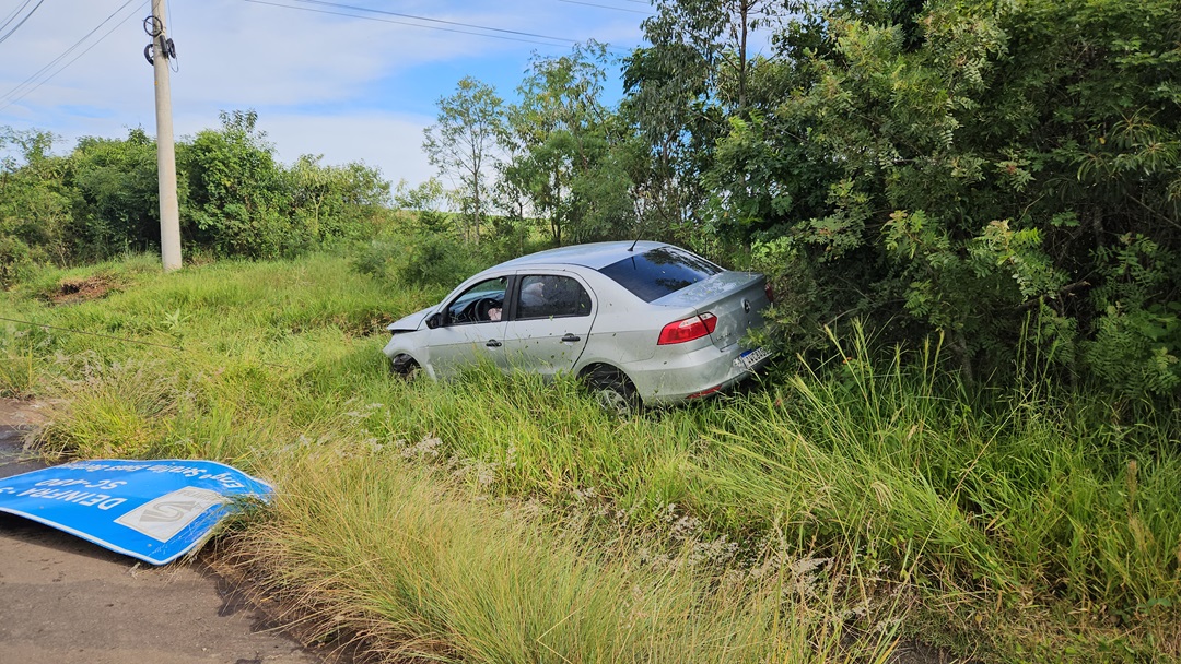 Um dos carros acabou capotando e colidindo em ároves próximas a pista (Foto: Marcos Lewe/ClicRDC)