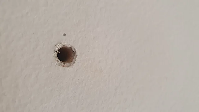 Padrinho usa buraco na parede para filmar afilhada tomando banho