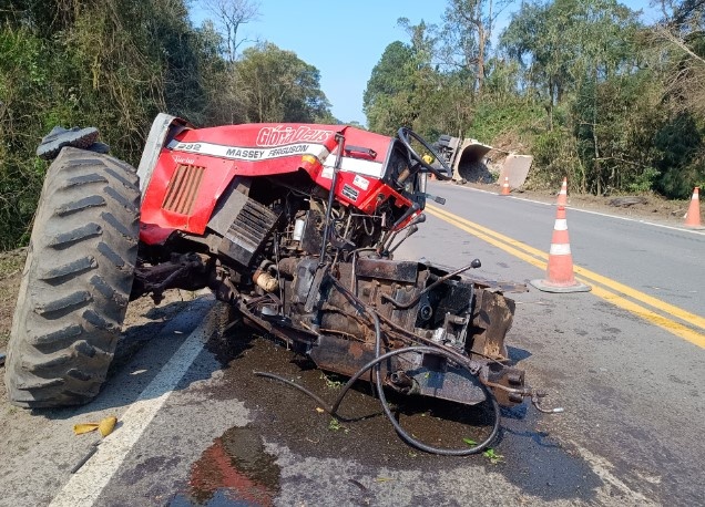 Trator atravessava a rodovia quando foi atingido  (Foto: Corpo de Bombeiros)