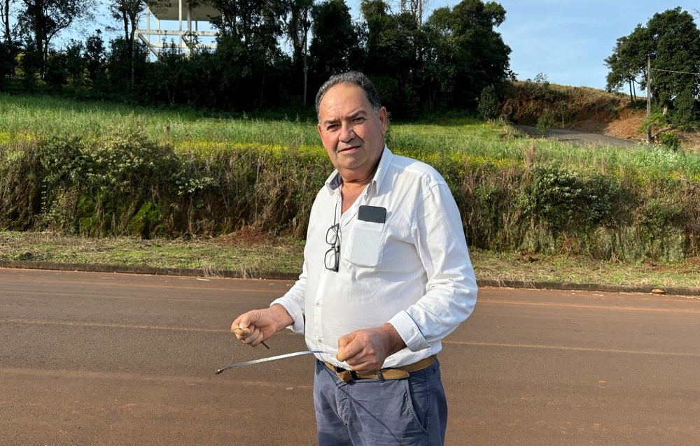 Seu Zé do Poço acha água de maneira diferente (Foto: Henrique Paulo Koch)