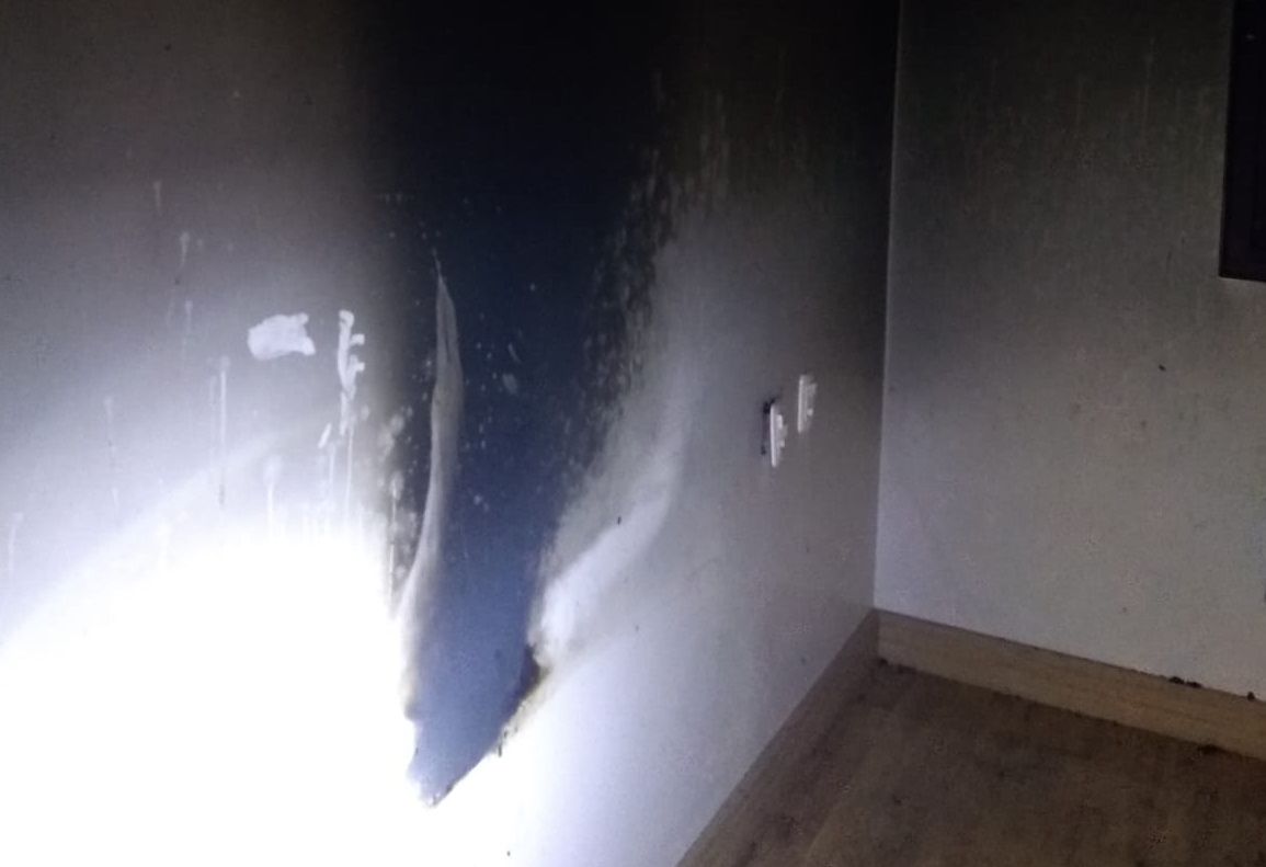 Parede do quarto ficou danificada (Foto: Corpo de Bombeiros)