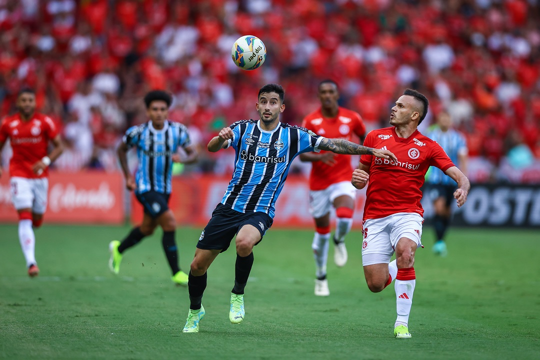 Villasanti é um dos poucos que se salvam com boas atuações (Foto: Lucas Uebel/Grêmio)