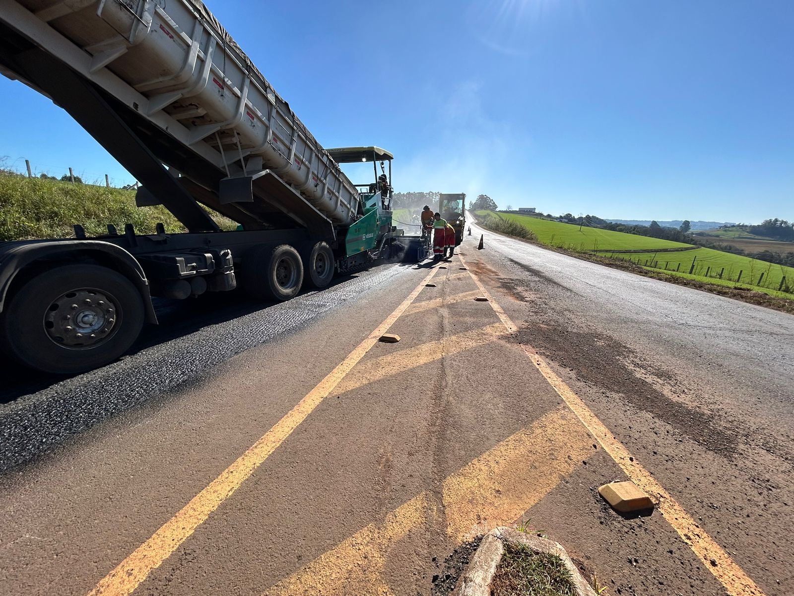 BR-282 tem sistema Pare e Siga para correção de pista em Pinhalzinho 