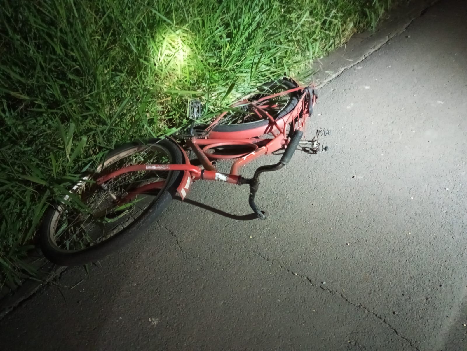 Ciclista estava nessa bicicleta durante acidente (Foto: Corpo de Bombeiros)