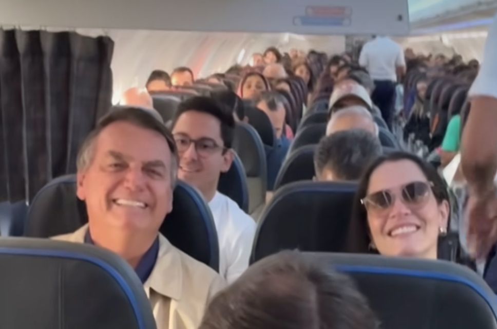 Ex-presidente em avião vindo ao estado catarinense (Foto: Redes Sociais)