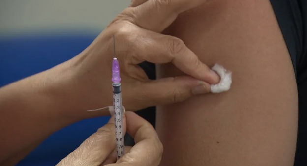 Aplicação da vacina contra a gripe em posto de saúde (Foto: Ricardo Custódio/EPTV)