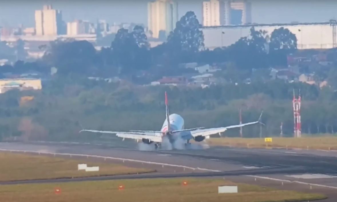 Aeronave chegou 'de lado' e encostou na pista  (Foto: Divulgação)