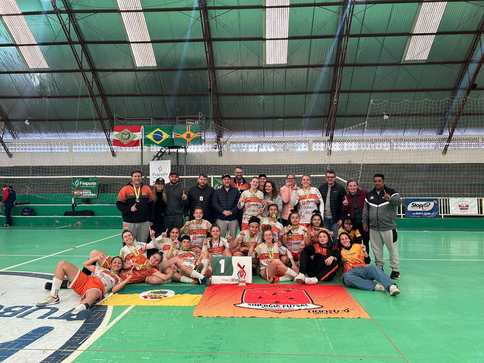 Meninas do Sinergia são campeãs da OLESC (Foto: Divulgação)