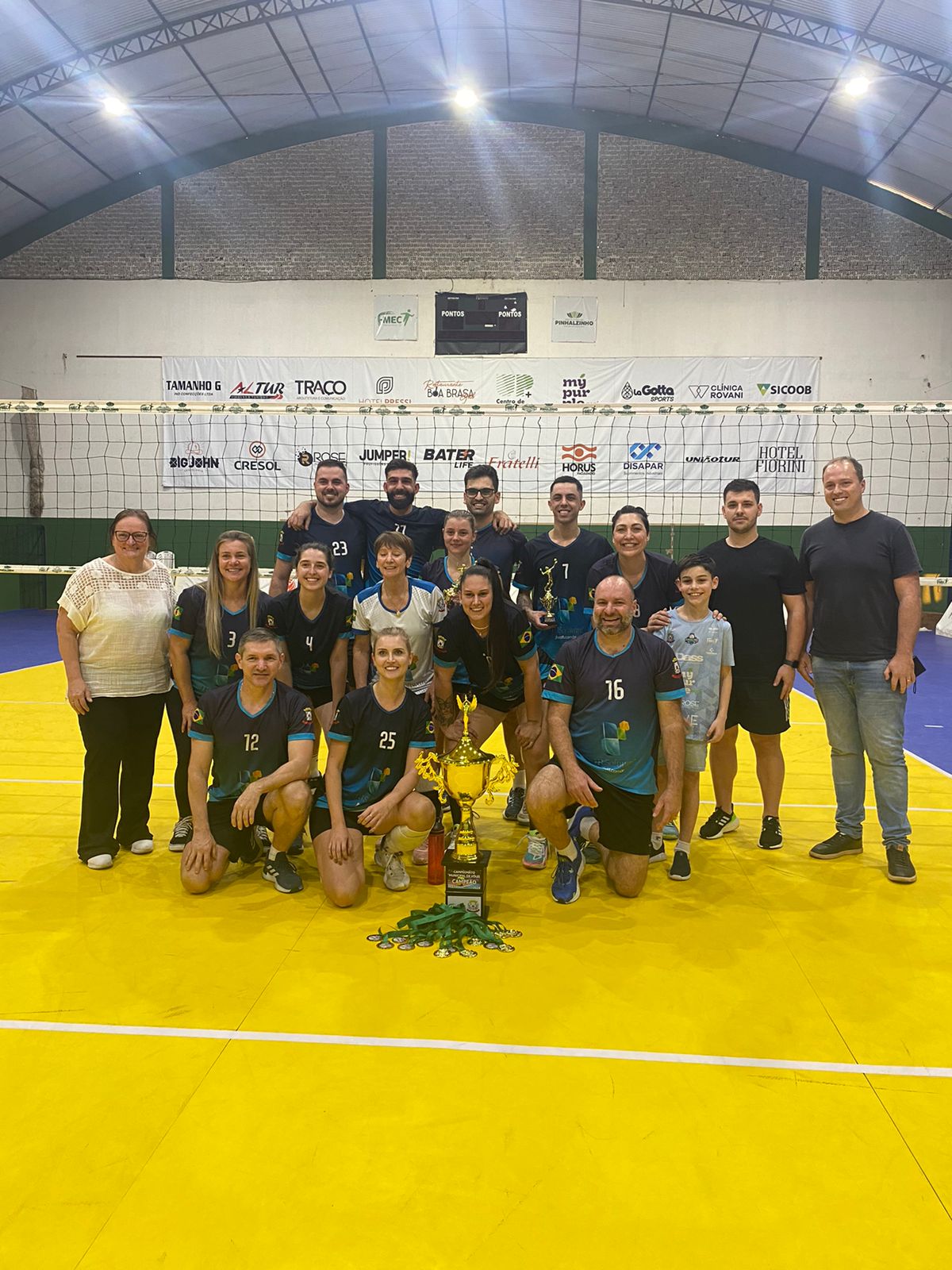 Equipe campeã do municipal de vôlei misto em Pinhalzinho (Foto: Divulgação)