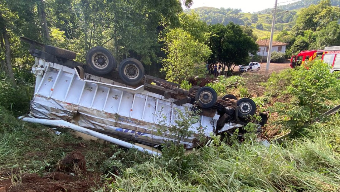 Jovem motorista de caminhão morre após ficar sem freio e capotar  