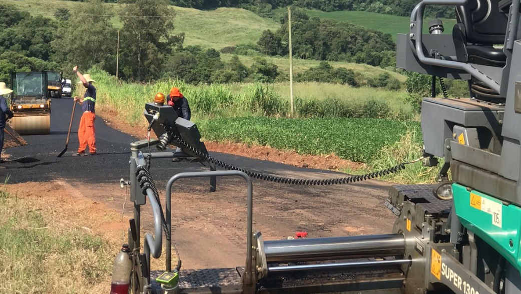 Prefeitura de Águas Frias finaliza obra de asfalto em Linha Josefina 