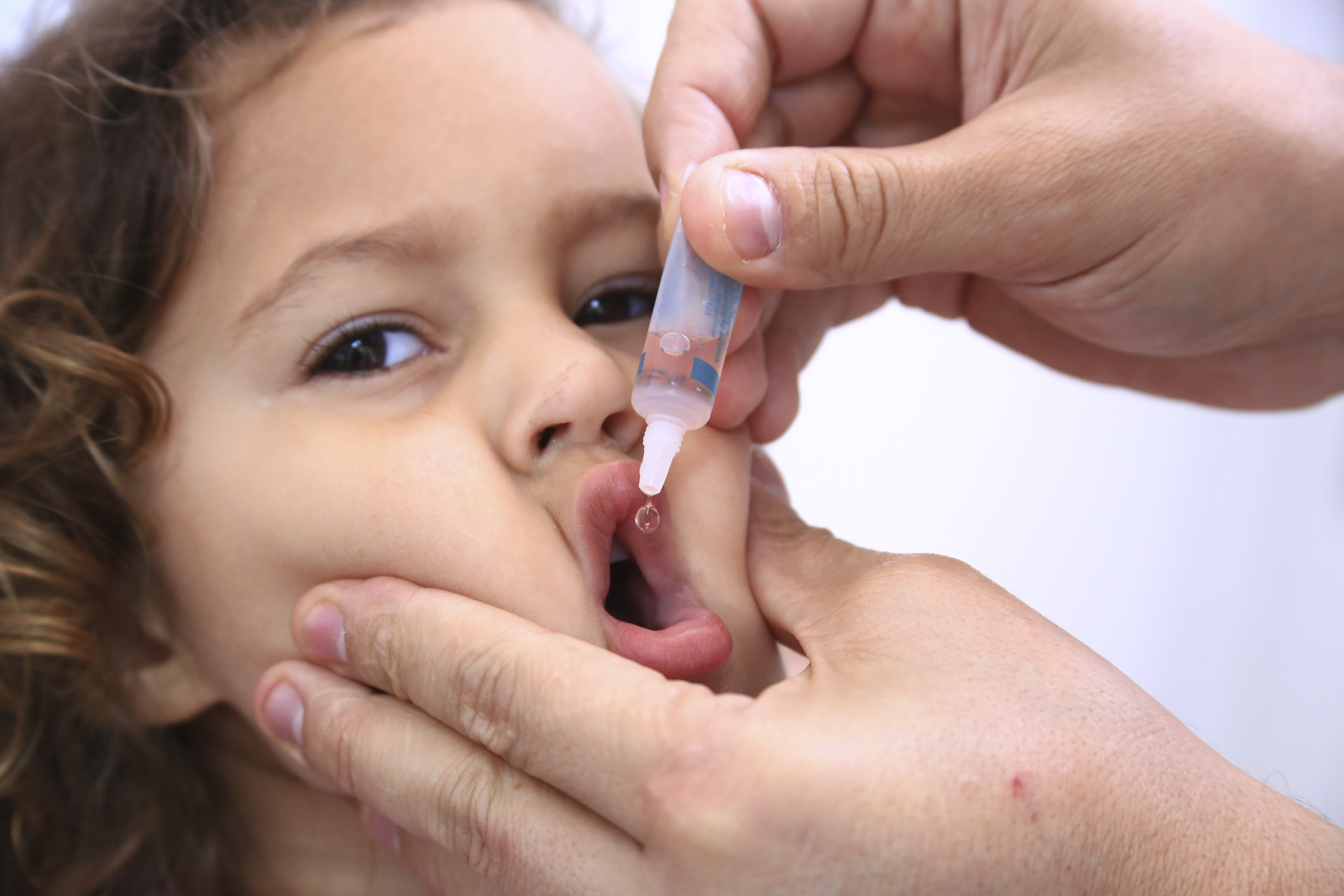 Vacinas contra a poliomielite continuam disponíveis nos postos de saúde de SC
