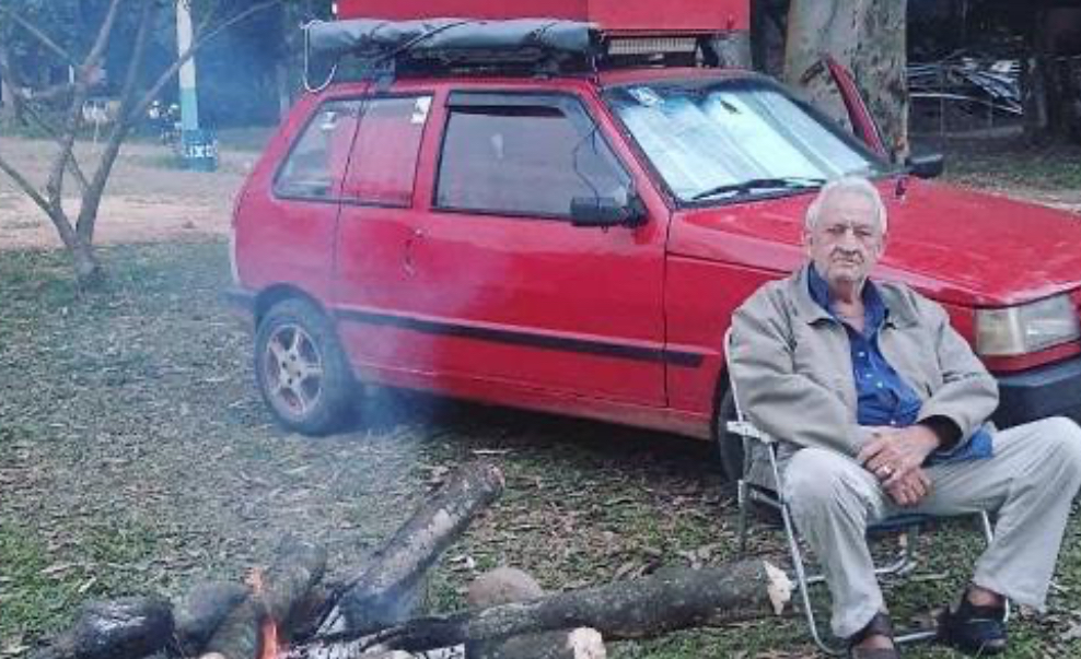 Com 71 anos, catarinense viaja sozinho em Uno 1992