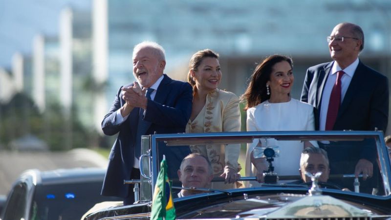 Lula ao lado de Janja, a primeira-dama, o vice-presidente eleito Geraldo Alckmin e sua esposa (Foto: Andressa Anholete / Getty Images)