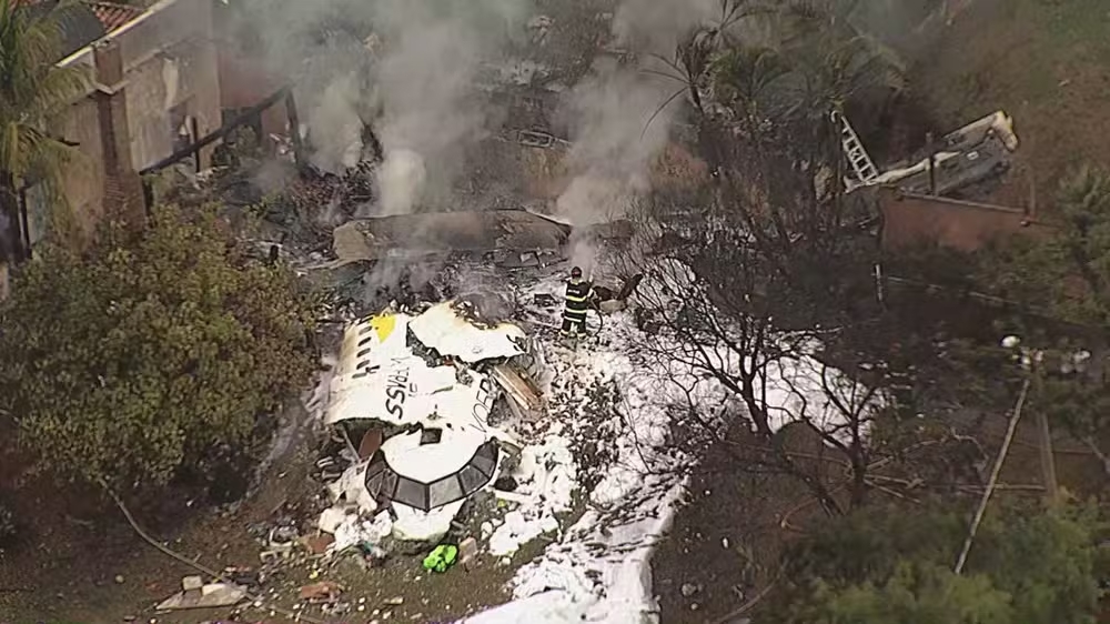 Avião ficou completamente destruído (Foto: Reprodução/TV Globo)