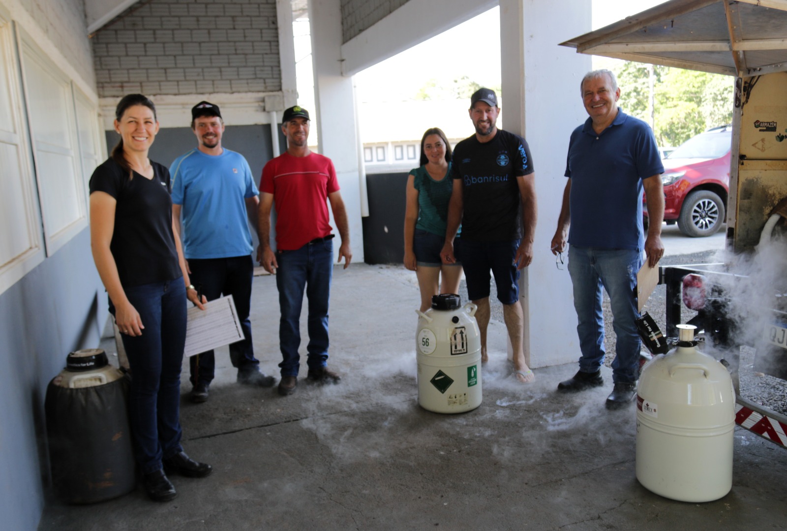 Prefeitura distribui sêmen a produtores rurais que fazem parte do Rebanho Top