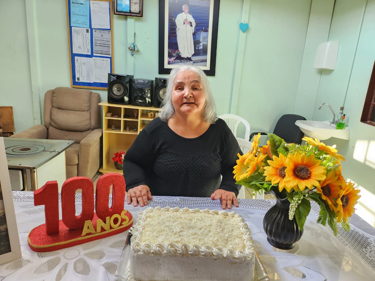 Idosa que nunca recebeu visita de familiares completa 100 anos