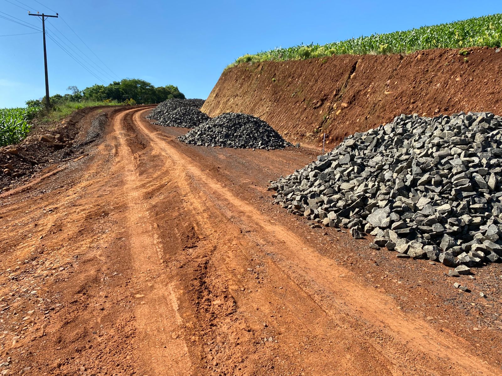 Base para a colocação do asfalto está sendo preparada (Foto: Felipe Eduardo Zamboni)