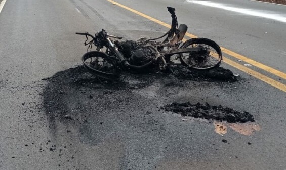 Motocicleta pegou fogo após colisão (Foto: PRF)