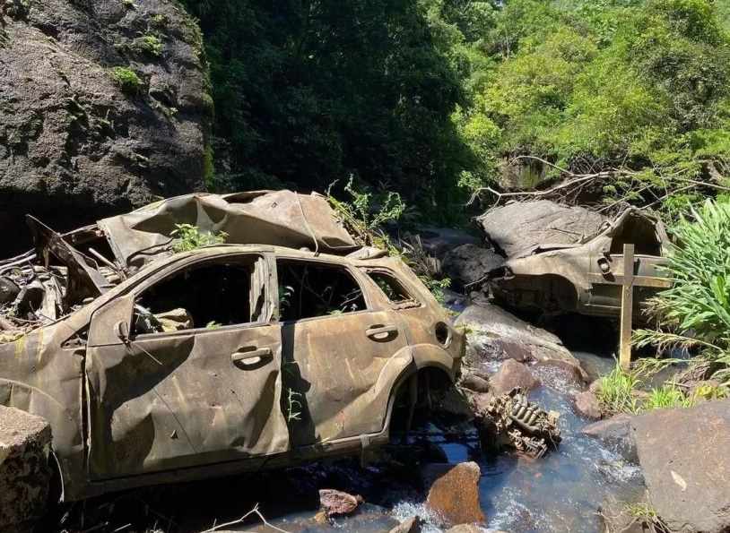 Cascata em Nonoai tem carcas de veículos (Foto: Divulgação)