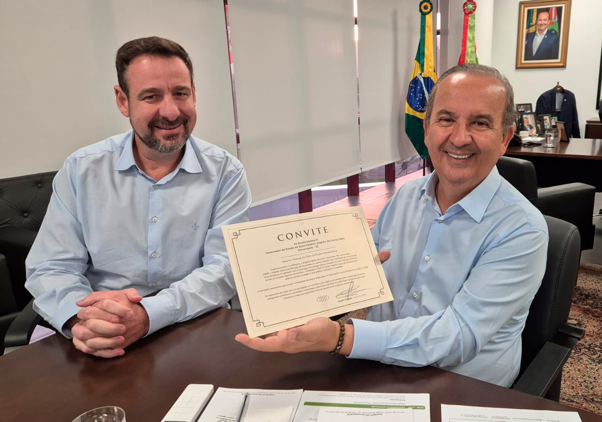 Convite da homenagem entregue ao Governador pelo conselheiro da AMPESC e Reitor da UCEFF Leandro Sorgatto (Foto: Divulgação)