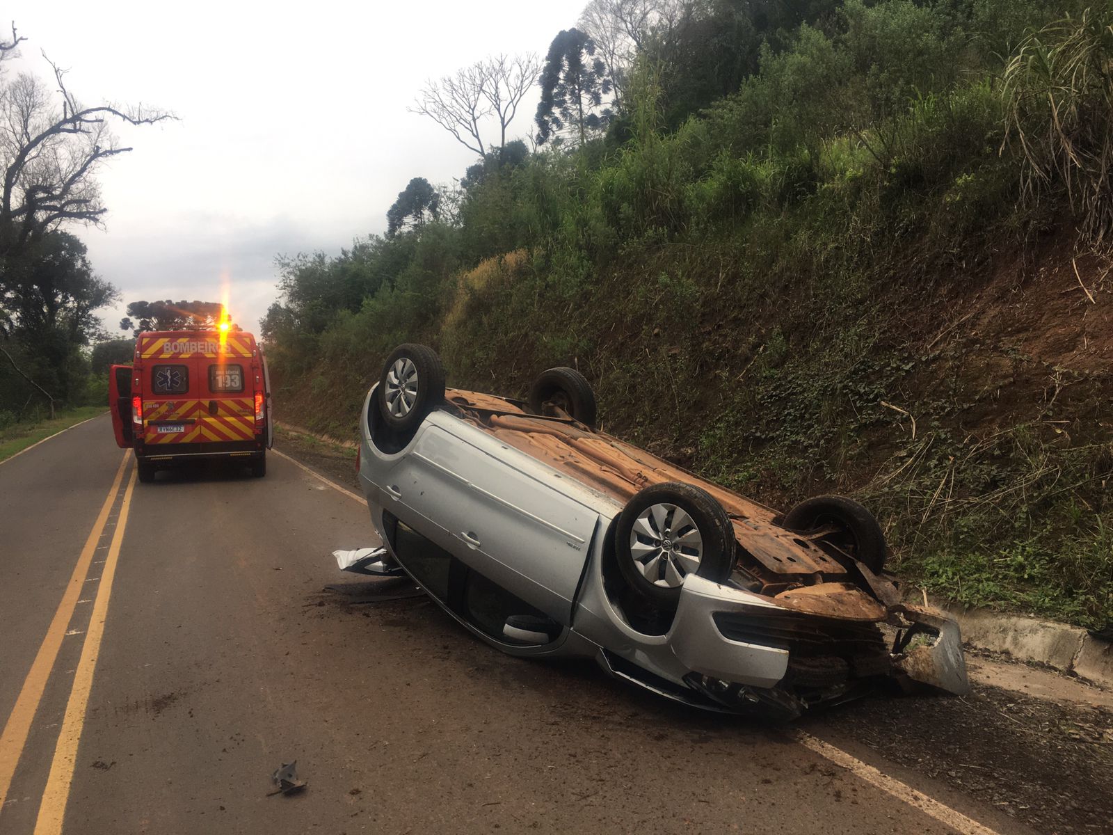 Carro ficou com as rodas para cima em asfalto (Foto: Corpo de Bombeiros)