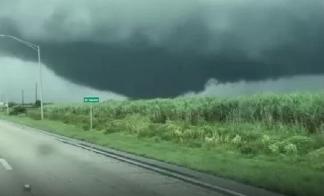 Só nessa quarta, 19 tornados passaram pelas cidades, enquanto o fenômeno “Milton” se aproximava (Foto: Koby Kreiger / TMX)