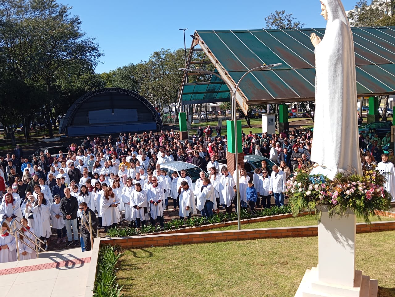 Fiéis se reúnem para celebrar missa de Corpus Christi em Nova Erechim 