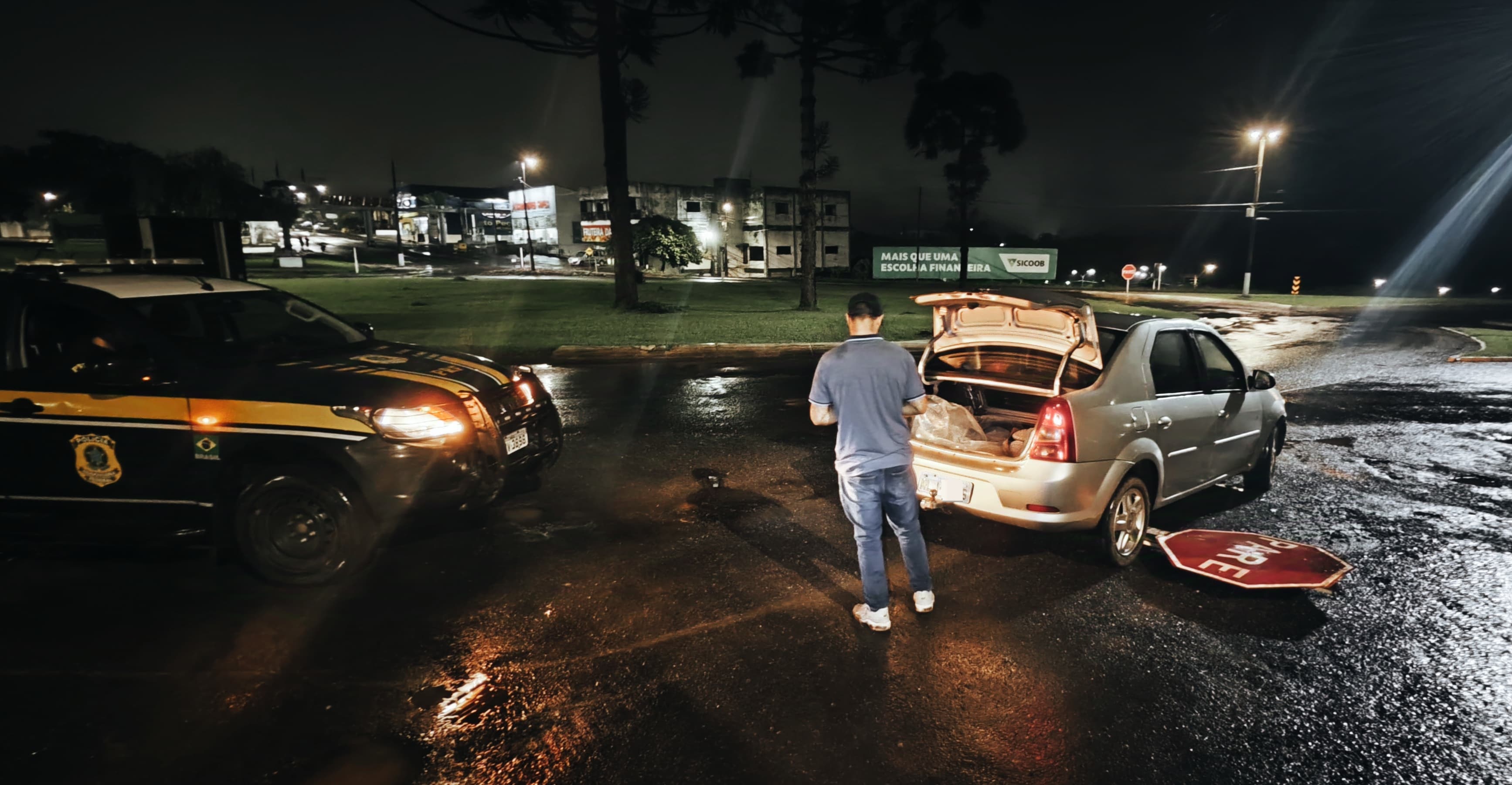 Motorista perde o controle do veículo e destrói sinalização de trânsito 